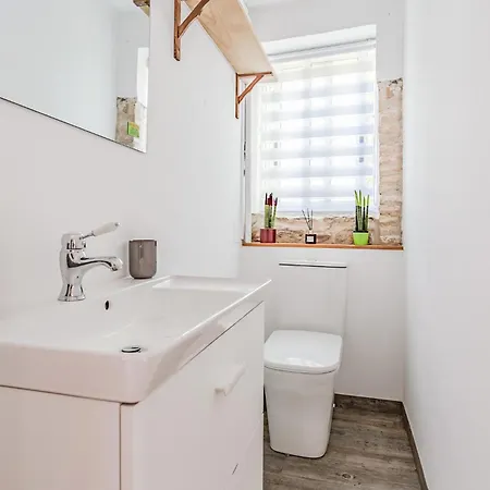 Gorgeous Home In San Xoan De Tabagon 度假居